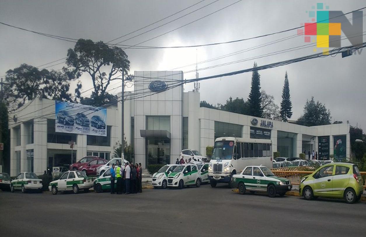 Se aglutinan taxistas por supuesta agresión a uno de sus compañeros