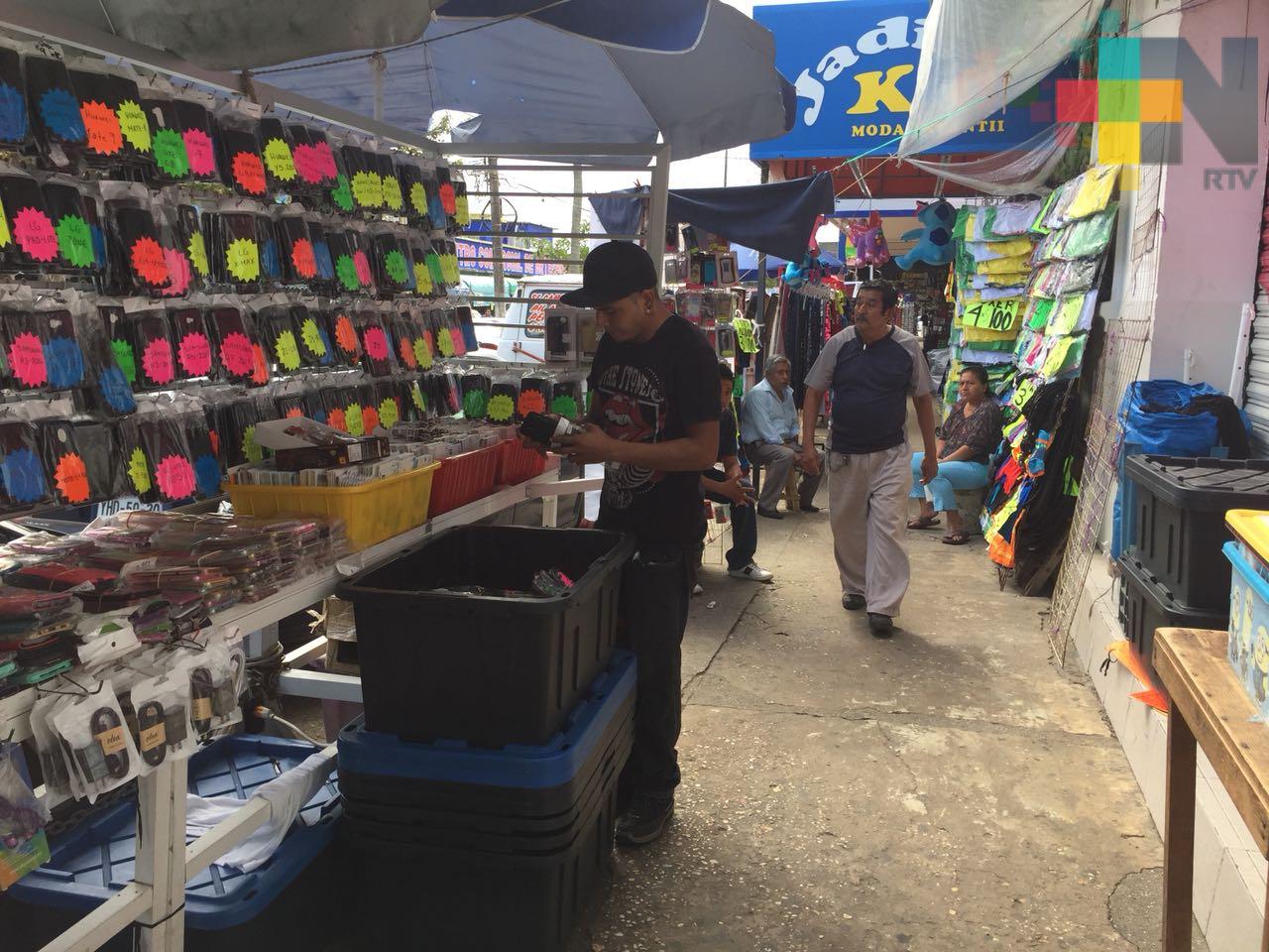 Locatarios exigen al ayuntamiento retire a vendedores ambulantes de Coatzacoalcos
