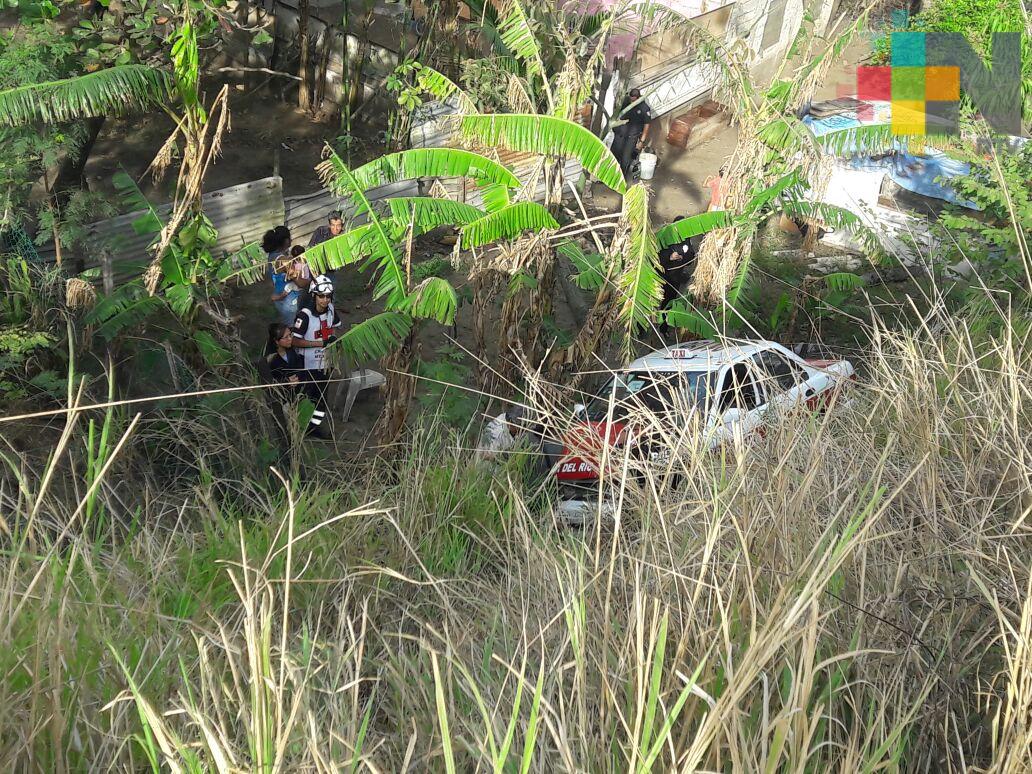 Taxi cae a voladero del distribuidor vial JB Lobos en Veracruz