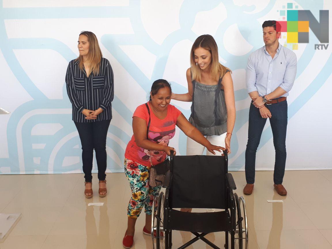 Entrega sillas de ruedas a personas vulnerables en Veracruz puerto
