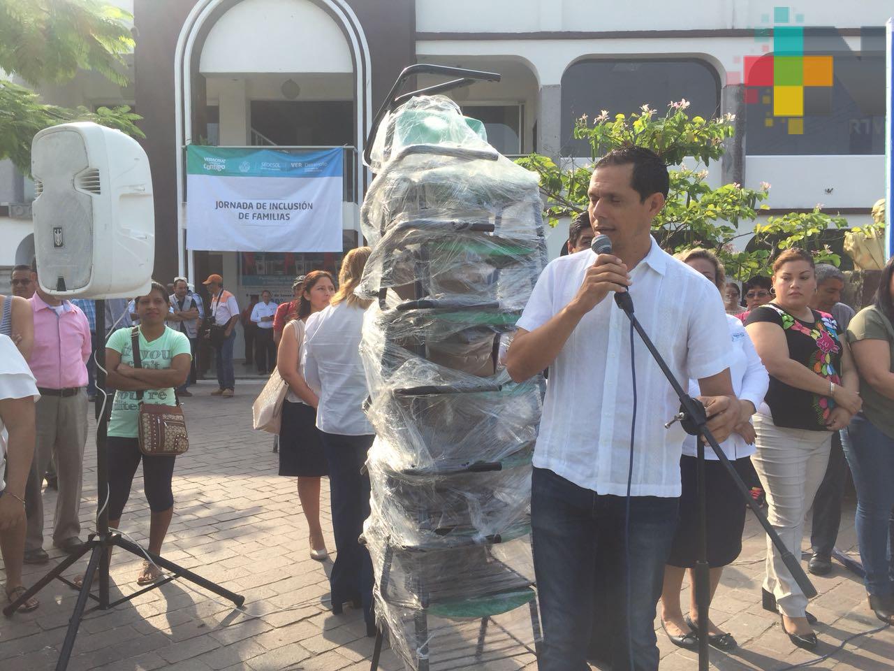 Reciben escuelas del municipio de Tierra Blanca mobiliario escolar