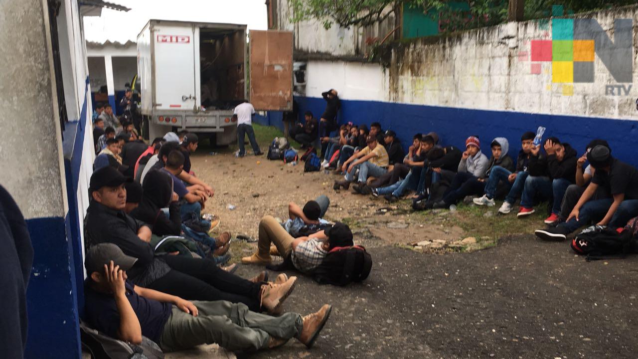 Policía municipal de Agua Dulce rescata a indocumentados guatemaltecos