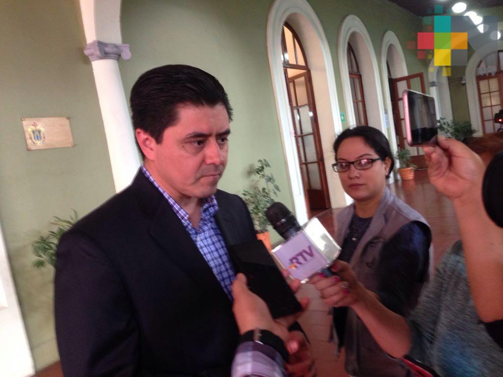 Secretario de gobierno de Veracruz dialoga con manifestantes para liberar avenida Enríquez