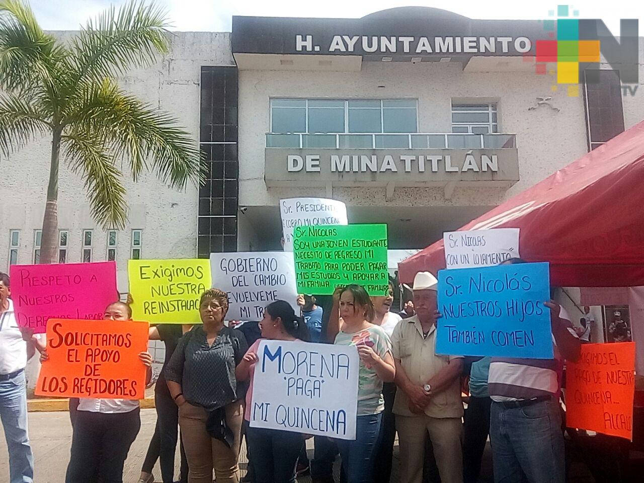 Se manifiestan 30 trabajadores despidos del ayuntamiento de Minatitlán