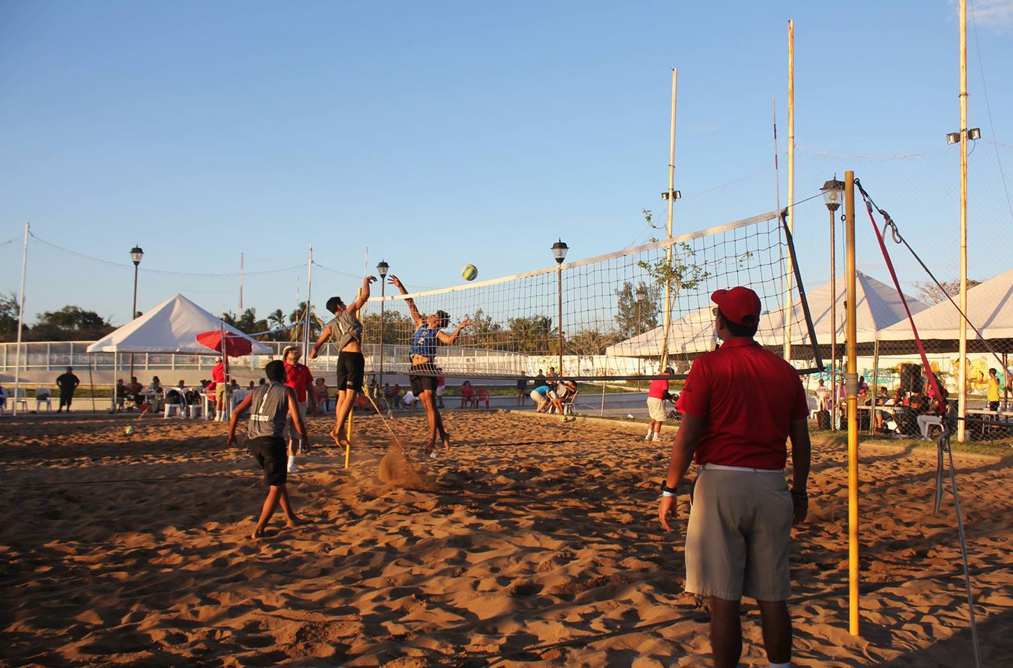 Extraordinarios encuentros en la final de voleibol de playa en OE18