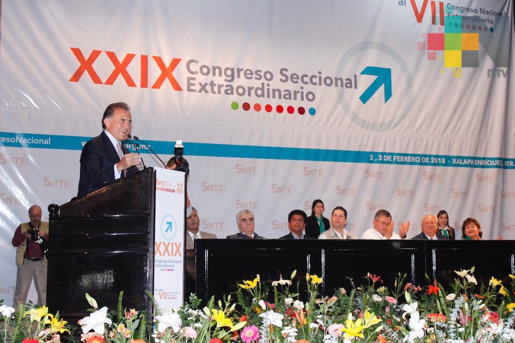 Anuncia gobernador Yunes que destinará 200 mdp para el pago del seguro a maestros retirados