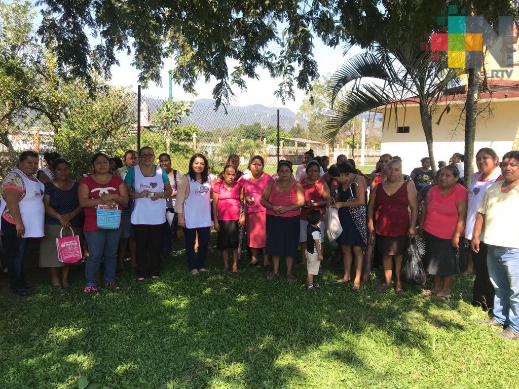 DIF de Ixtaczoquitlán entrega vitaminas a habitantes de comunidades apartadas