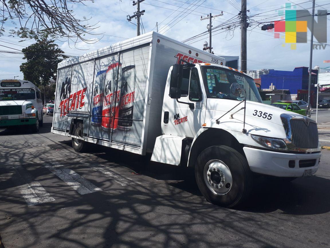 Camión que transportaba cerveza provoca hundimiento del pavimento en Veracruz