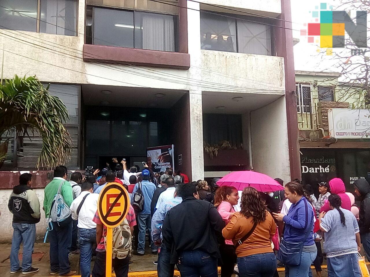 Empleados municipales toman ayuntamiento de Coatzacoalcos; exigen pagos