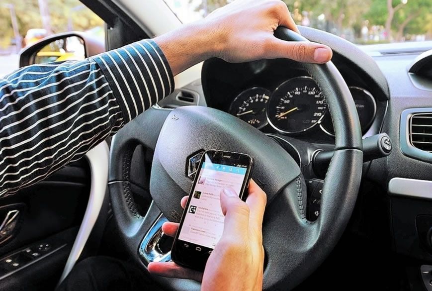 Textear causa 16% de accidentes viales en Xalapa