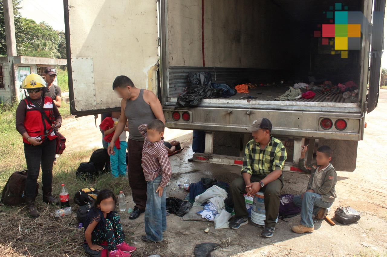 Descubren a indocumentados tras falla en tráiler en el que viajaban