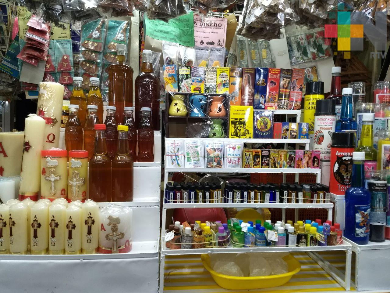 Xalapeños visitan mercados en busca de amuletos, este primer viernes de marzo