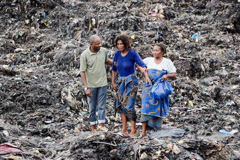 Avalancha de basura en la capital de Mozambique deja 17 muertos