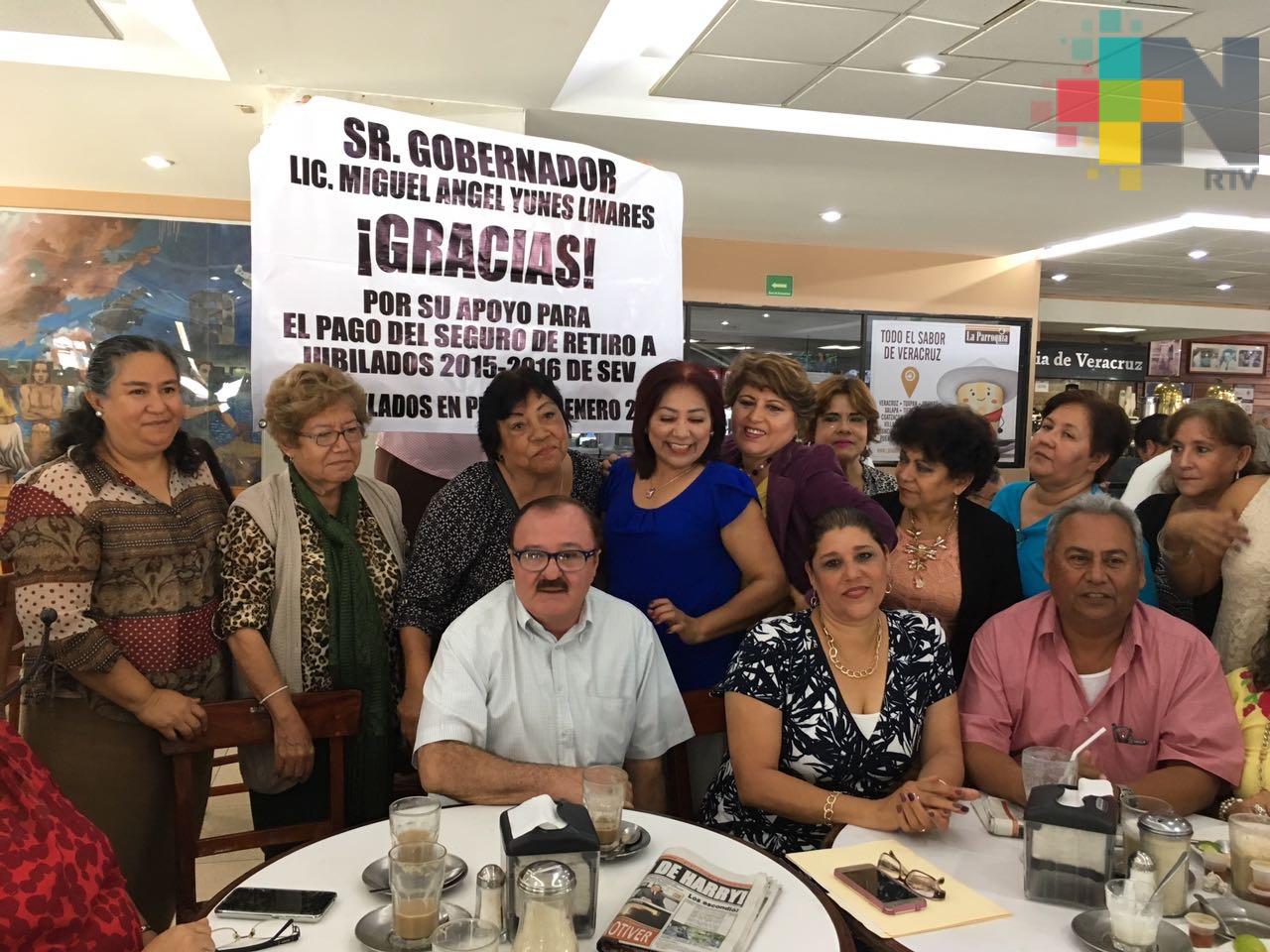 Agradecen maestros al gobernador Yunes por pago de seguro de retiro