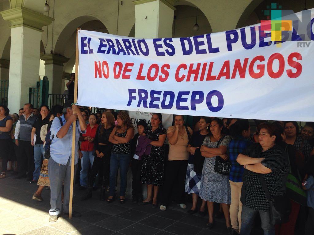 Fredepo realiza plantón en el ayuntamiento de Xalapa