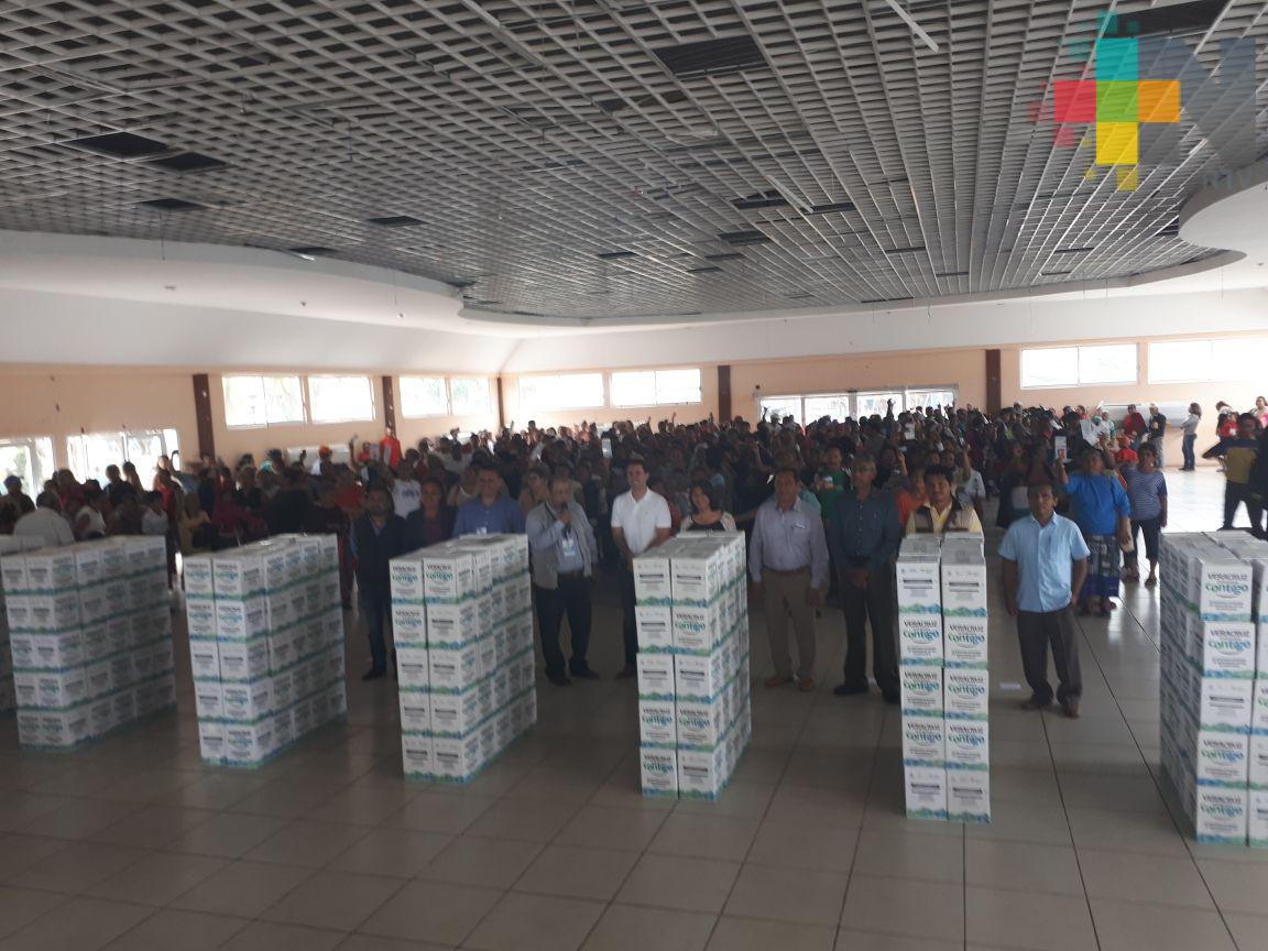 Entregan despensas a familias de Medellín de Bravo