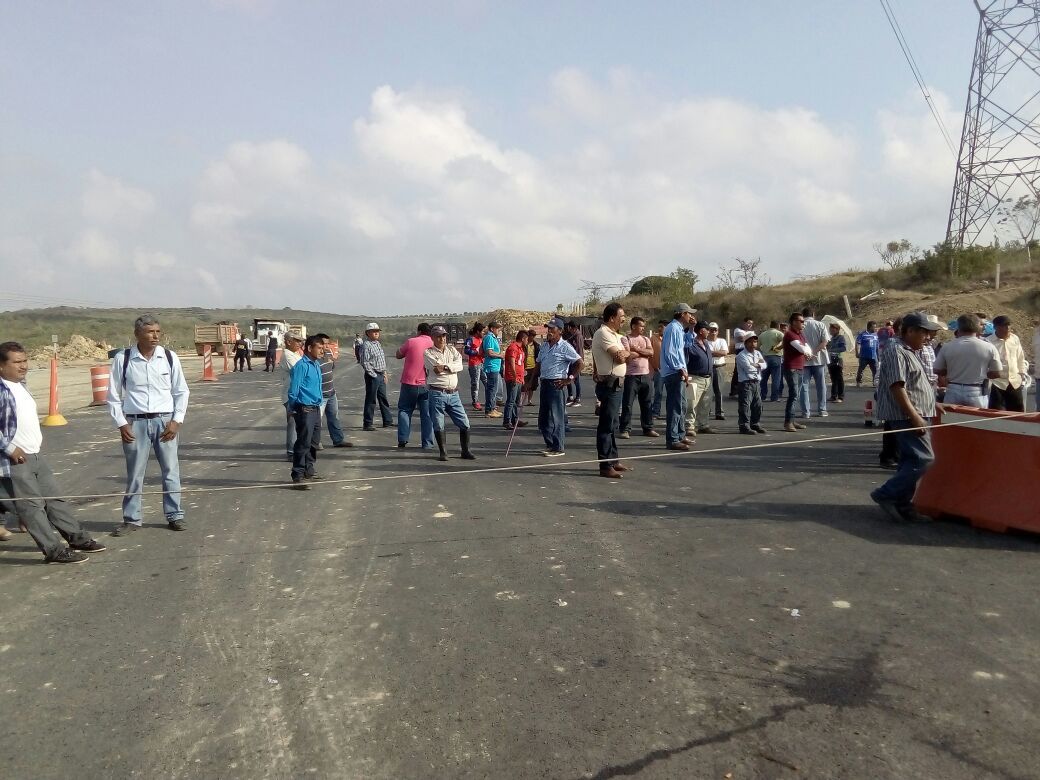 Ejidatarios mantienen bloqueo en la carretera Tuxpan-Tampico; exigen a la SCT pago por el uso de suelo