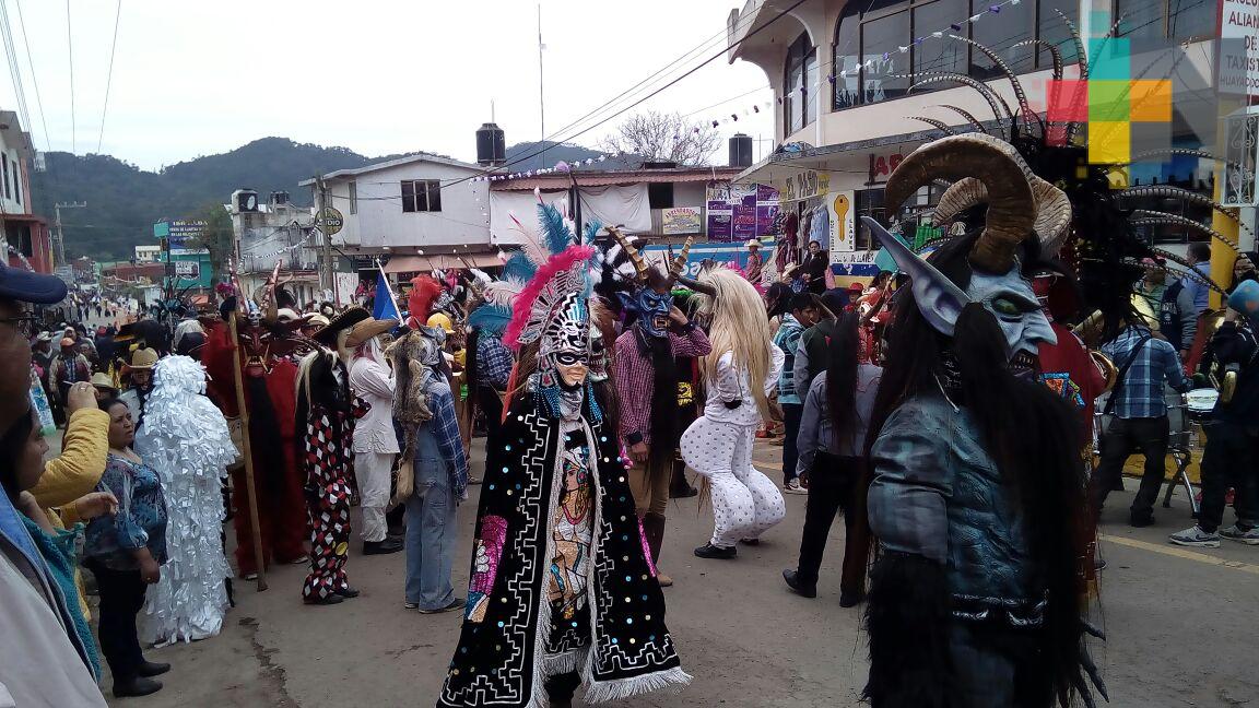 En Huayacocotla mujeres artesanas se autoemplean y elaboran capas de carnaval