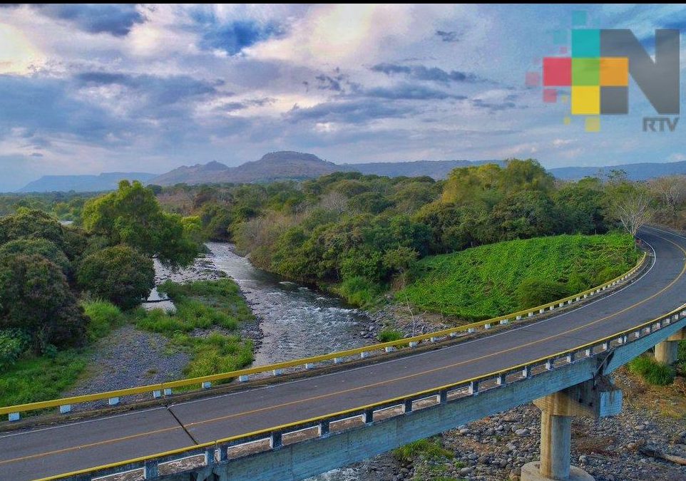 Reconstrucción de carretera Actopan-La Bocana favorecerá comercio, seguridad y tránsito en la zona: gobernador Yunes