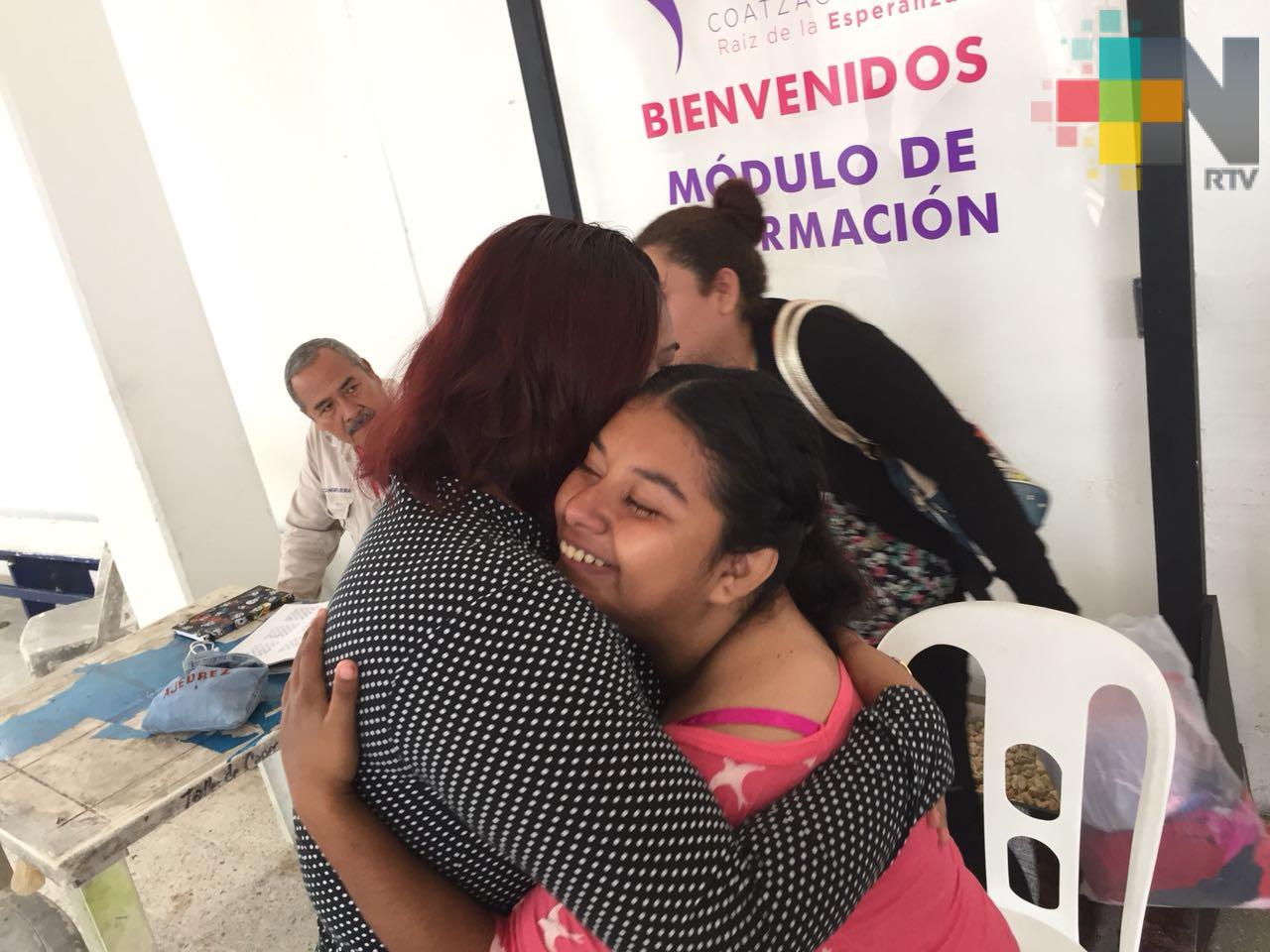 Reúnen con su familia de Campeche a joven extraviada en Coatzacoalcos