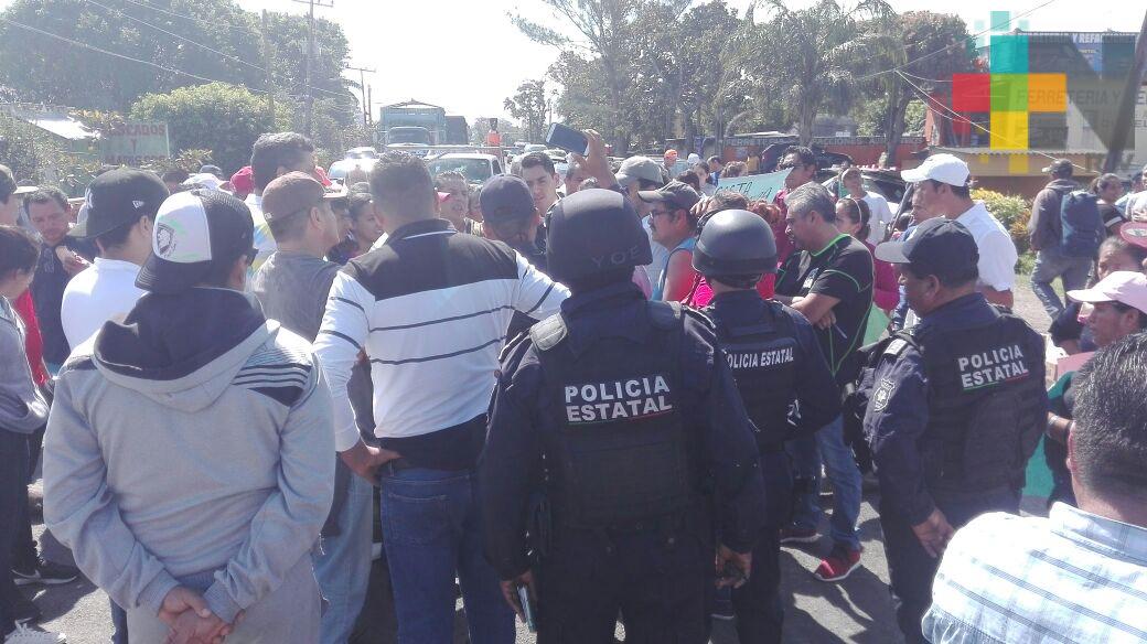 Bloquean la carretera costera en Tecolutla para exigir su rehabilitación; Policía antimotines ya vigila la protesta