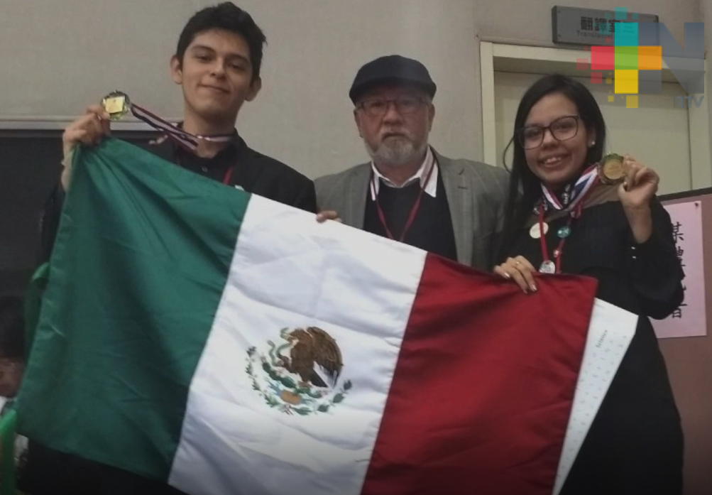 Reconocen a estudiantes y maestro del Cbtis 165 de Coatepec que participaron en la Feria Mundial de Ciencia en Taiwan