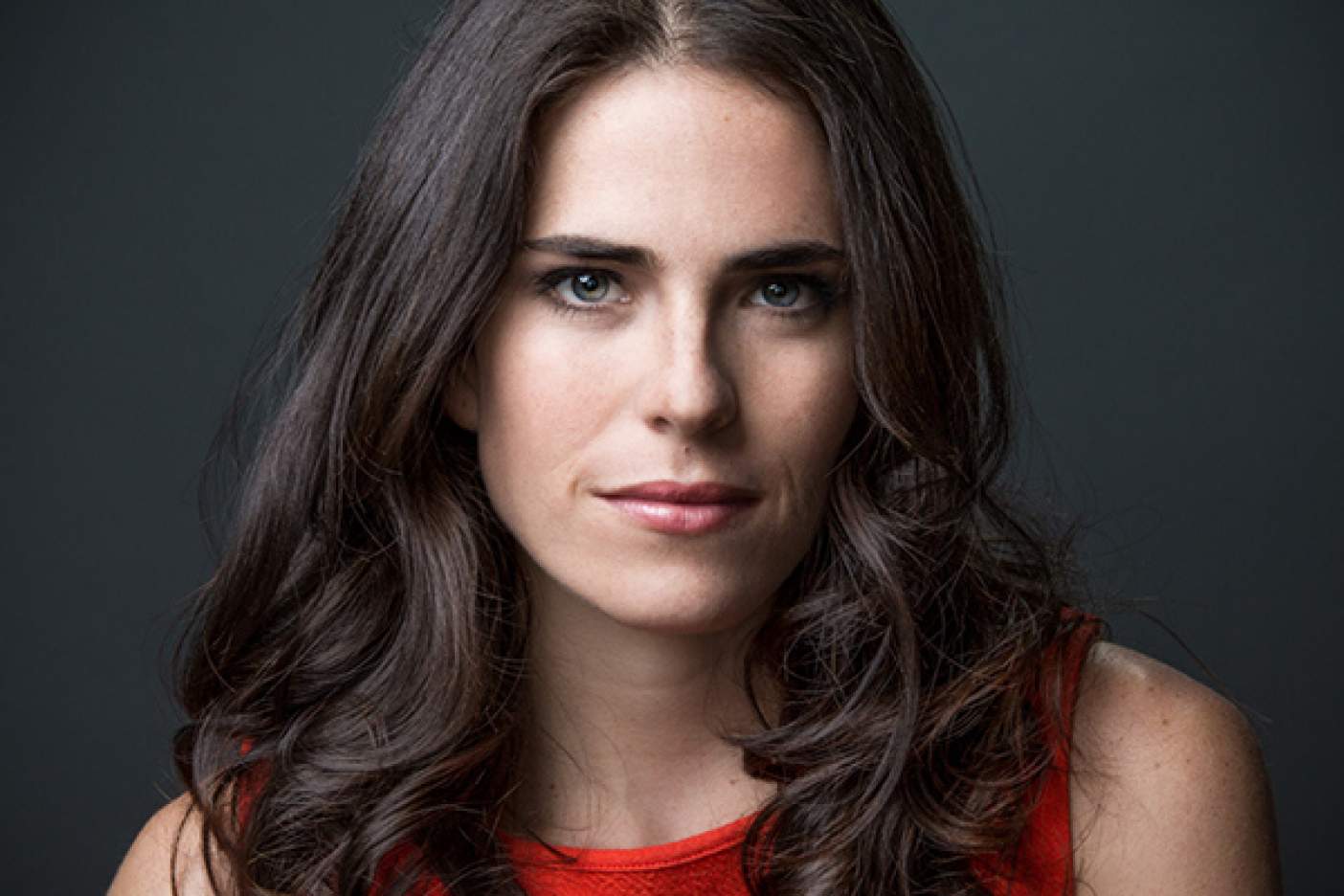 Televisa rompe relación con director por acusación de abuso a Karla Souza