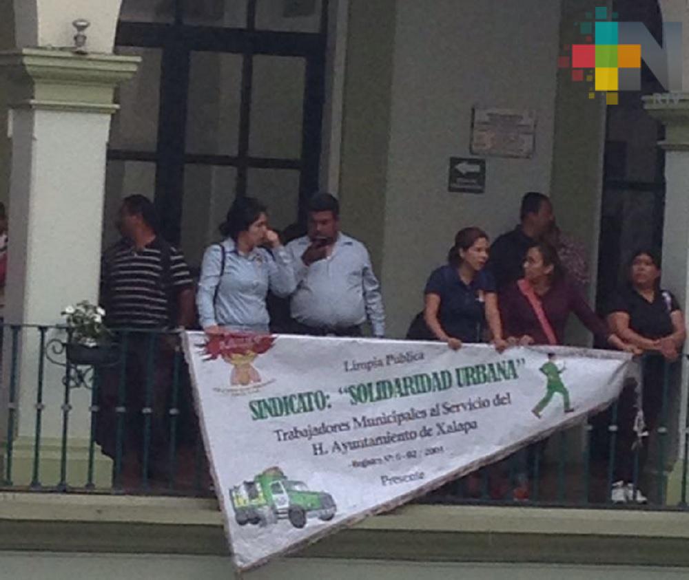 Alcalde de Xalapa acepta demandas de trabajadores municipales; les pagarán adeudos y despensas