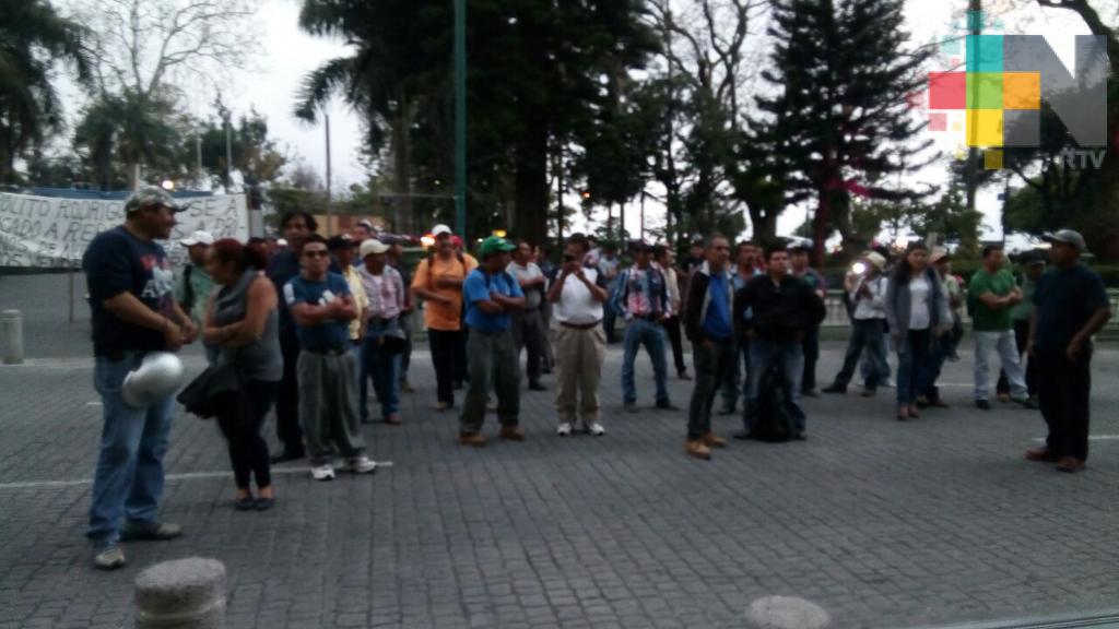 Por falta de pagos trabajadores municipales bloquean avenida Enríquez, en Xalapa