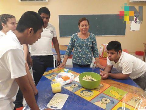 Manualidades benefician a niños con discapacidad