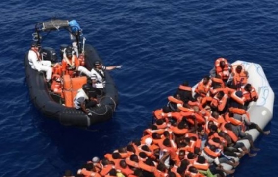 Naufragio frente a Libia deja 10 muertos y 90 desaparecidos