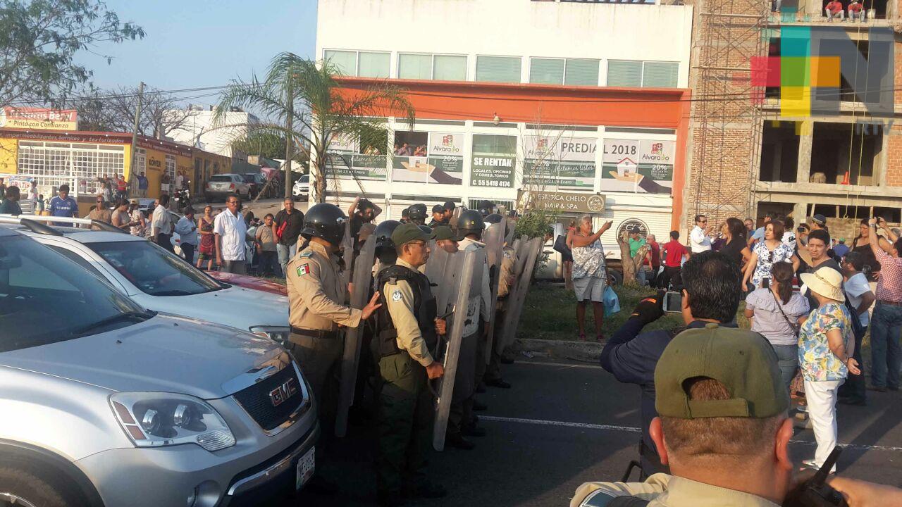Antimotines retiran a vecinos que bloquearon la carretera Boca del Río-Antón Lizardo, entre ellos a Rogerio Pano