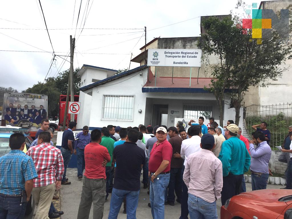 Taxistas toman delegación de Transporte en Banderilla; acusan corrupción de algunos elementos