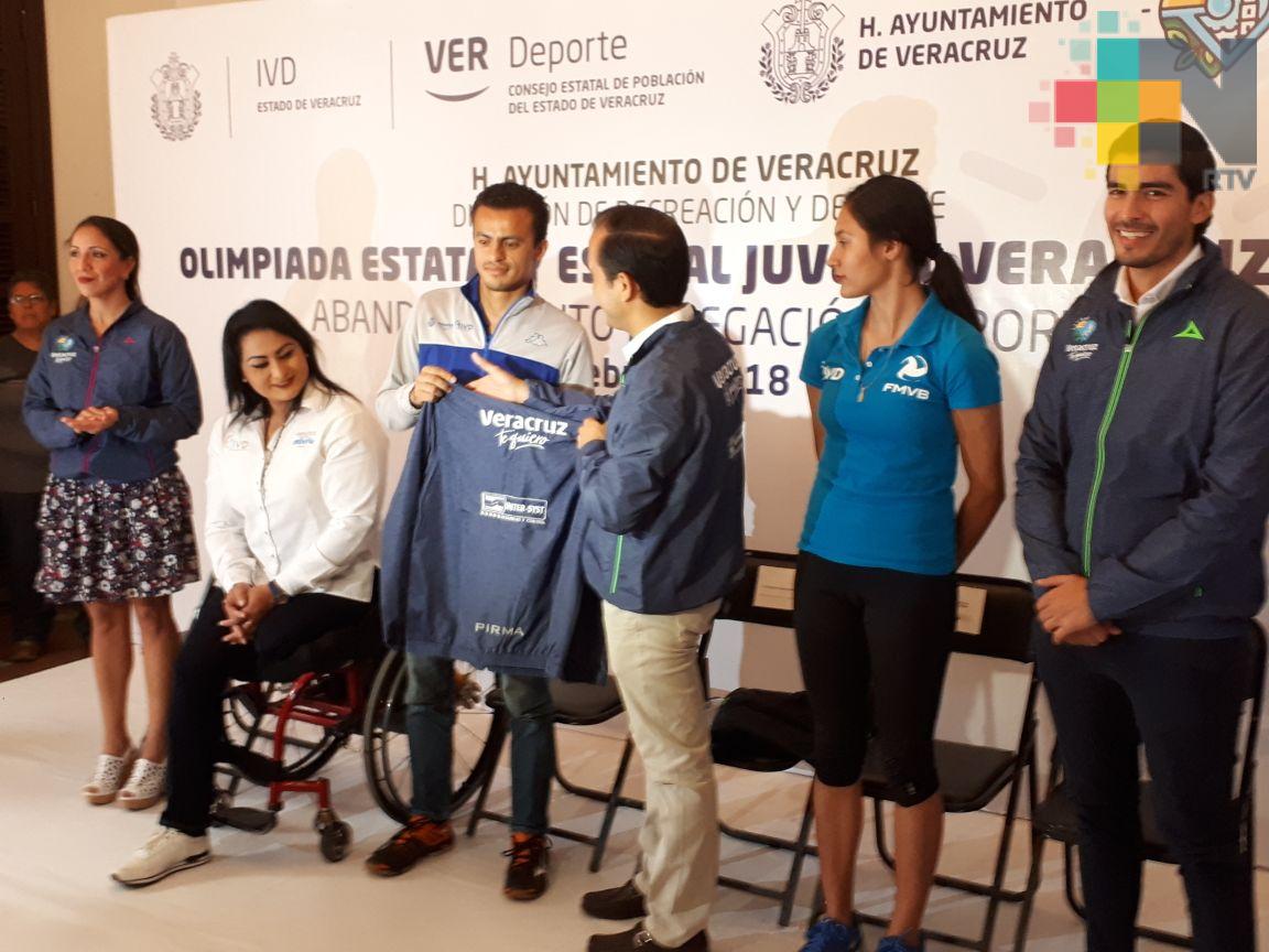 Entregan uniformes a deportistas que representarán al municipio de Veracruz en Olimpiada Estatal