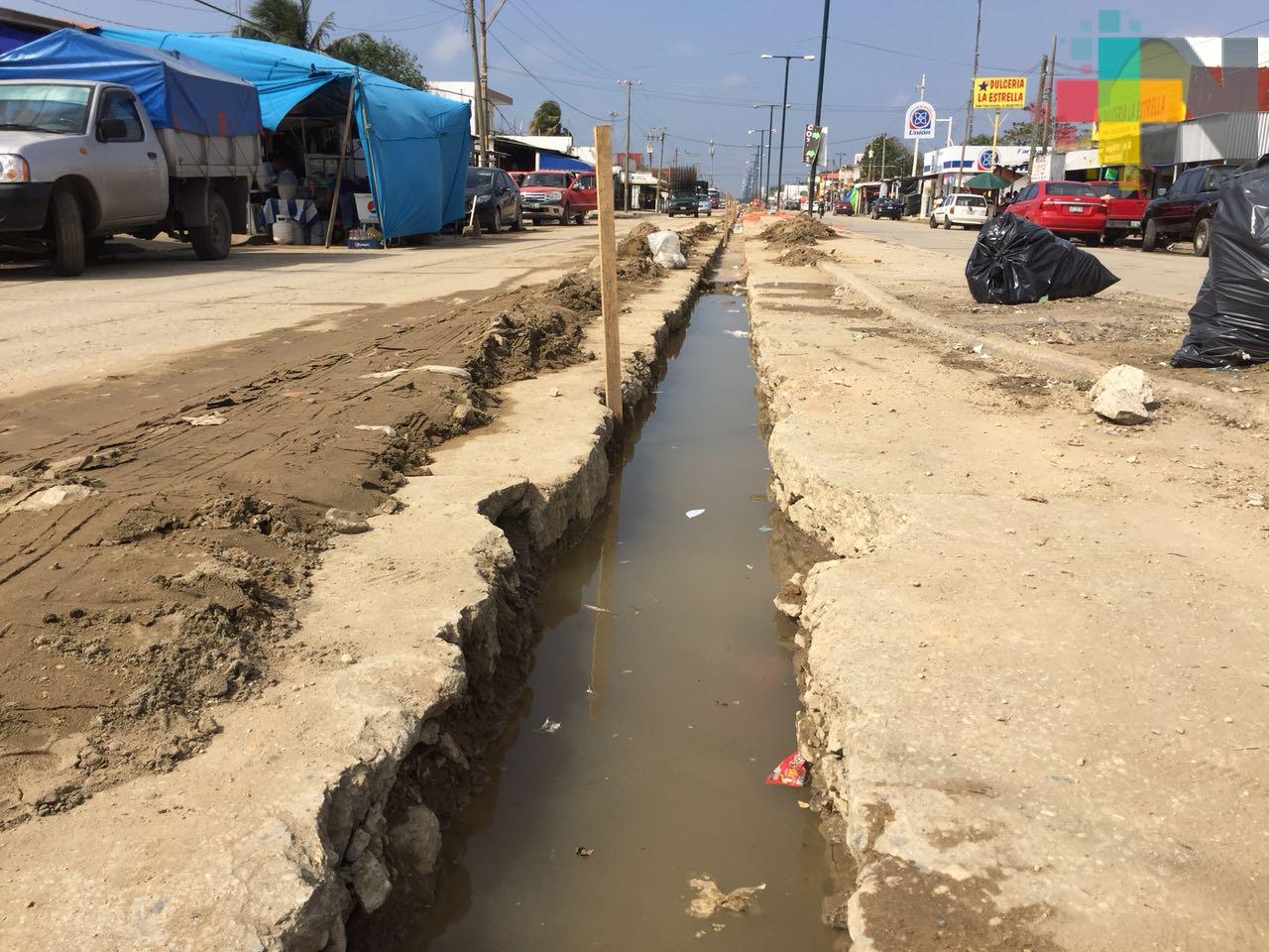 Habitantes de Coatzacoalcos piden agilizar trabajos en avenida Juan Osorio