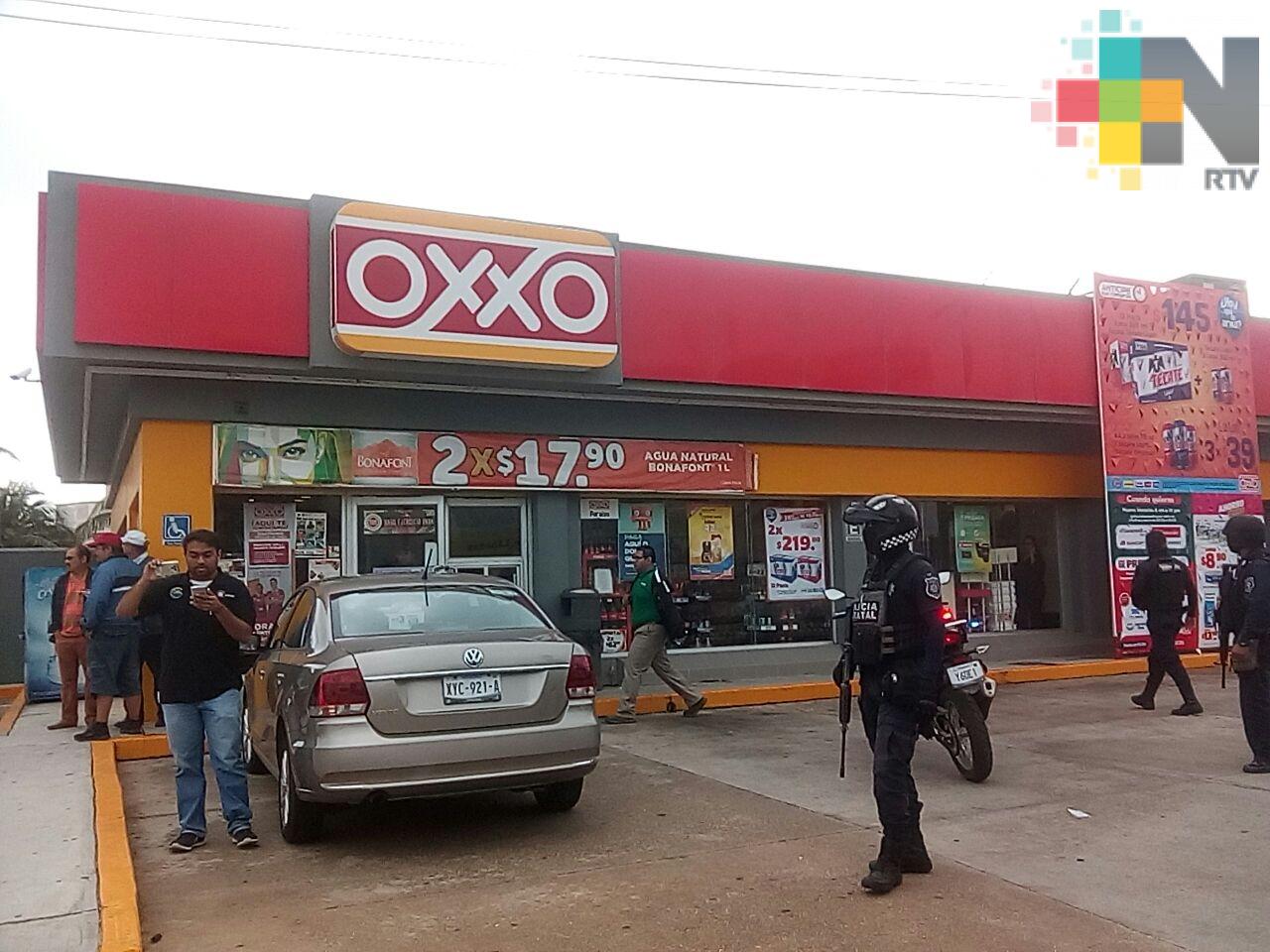 Policías estatales frustran asalto a tienda de conveniencia en Coatzacoalcos; detienen a tres delincuentes