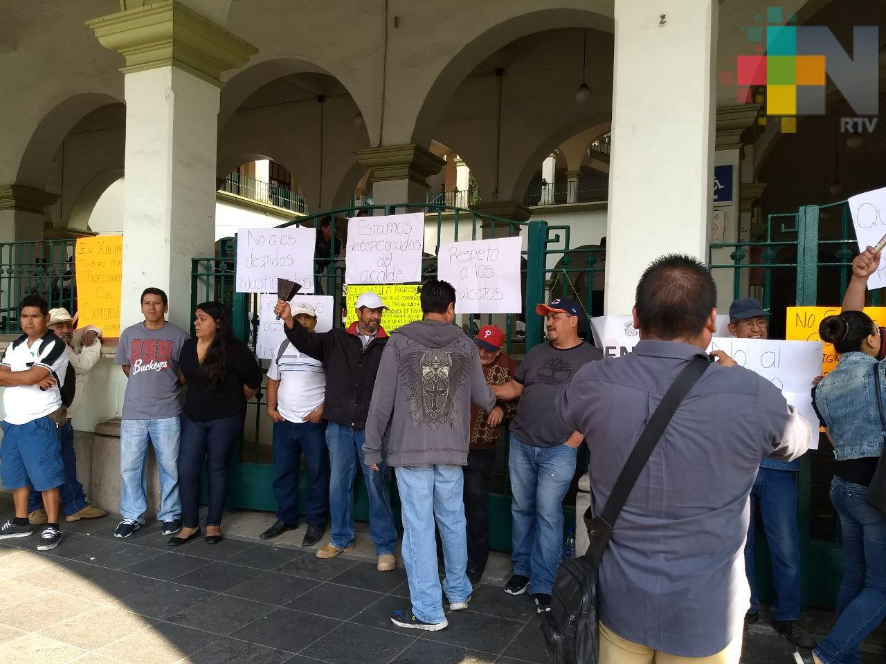 Trabajadores cierran avenida Enríquez y toman palacio municipal de Xalapa