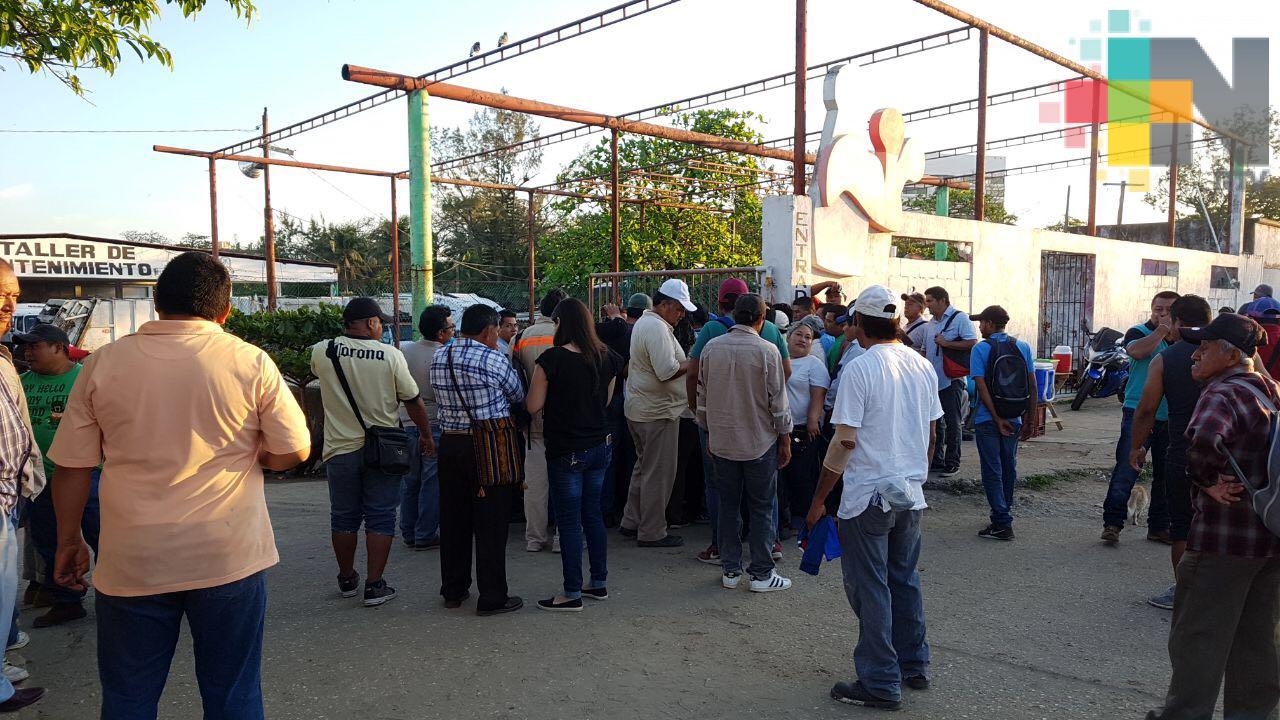 En Coatzacoalcos conductores de limpia pública se niegan a seguir usando camiones de volteos