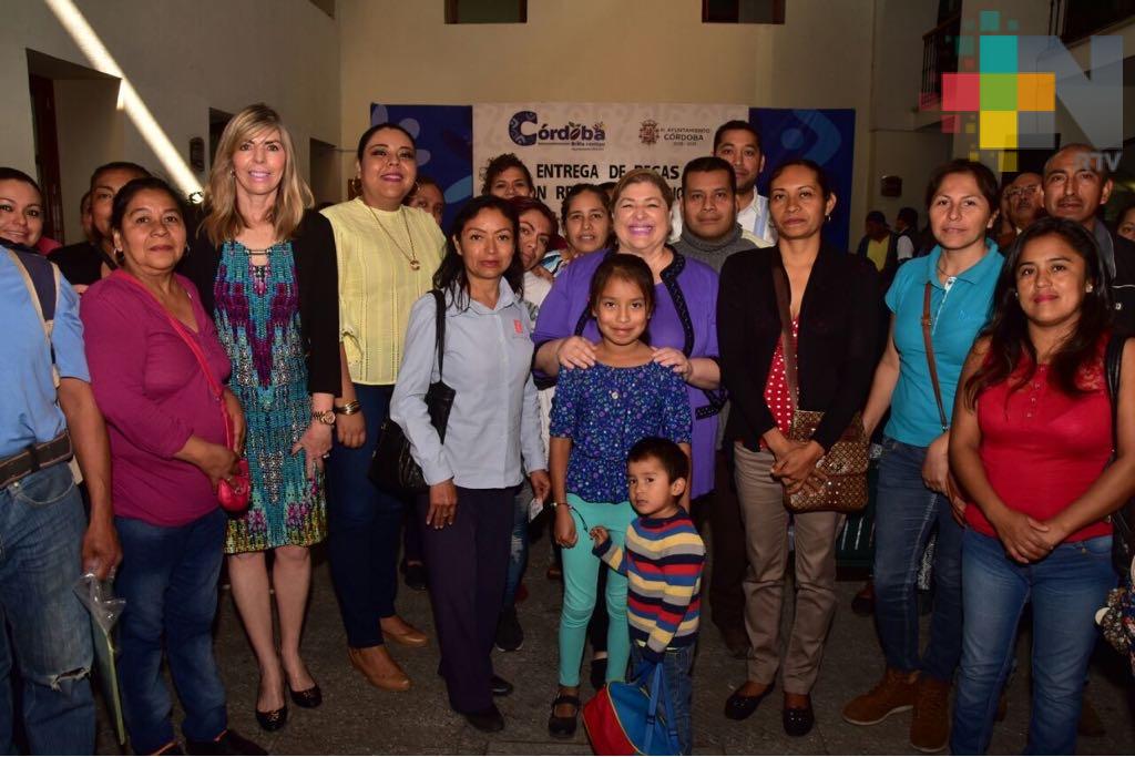 Ayuntamiento de Córdoba entrega becas a estudiantes de bajos recursos