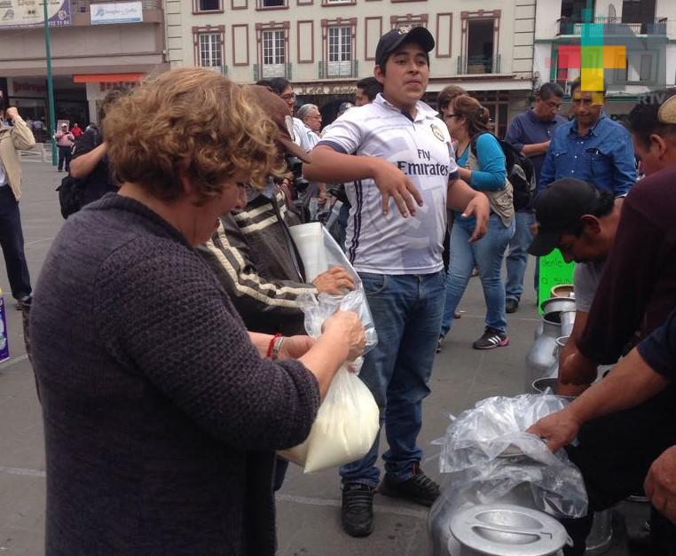 Como medida de protesta regalan litros de leche en Plaza Lerdo