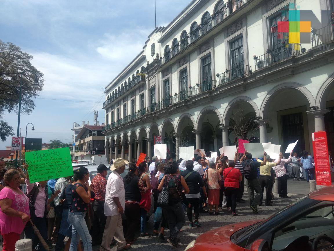 Colonos bloquean el centro de Xalapa para reclamar al alcalde Hipólito desatención a sus demandas