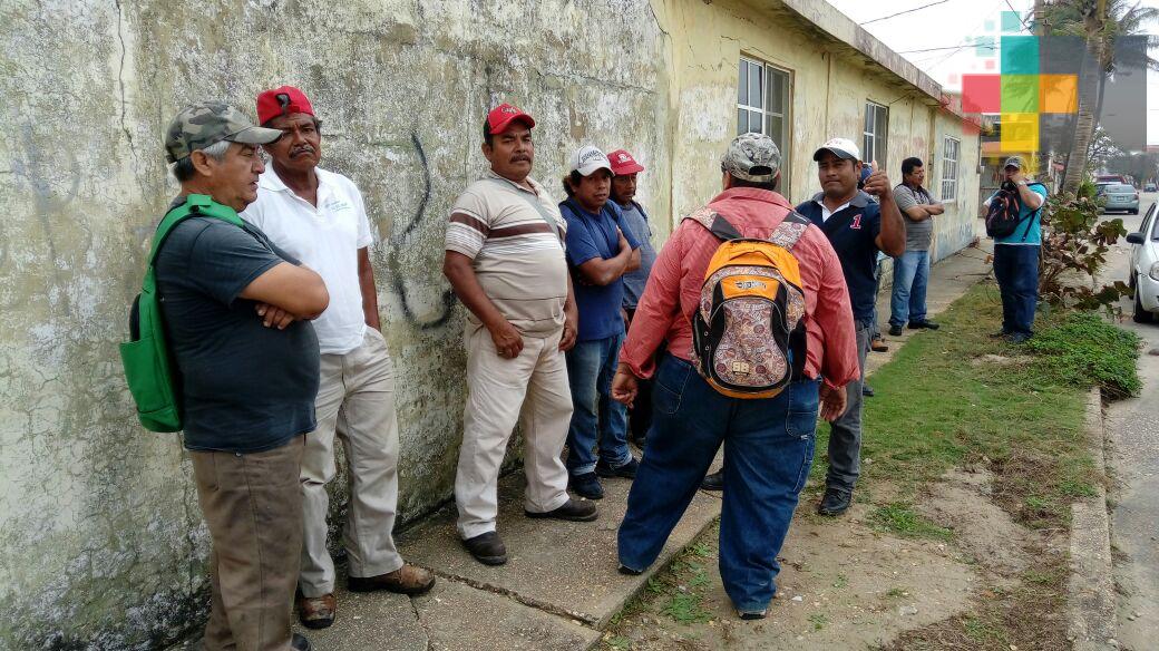 Obreros que demolieron primaria afectada por sismos en Coatzacoalcos piden trabajar en la reconstrucción