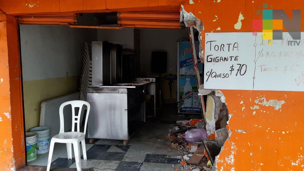 Camioneta se impacta en taquería de Veracruz puerto