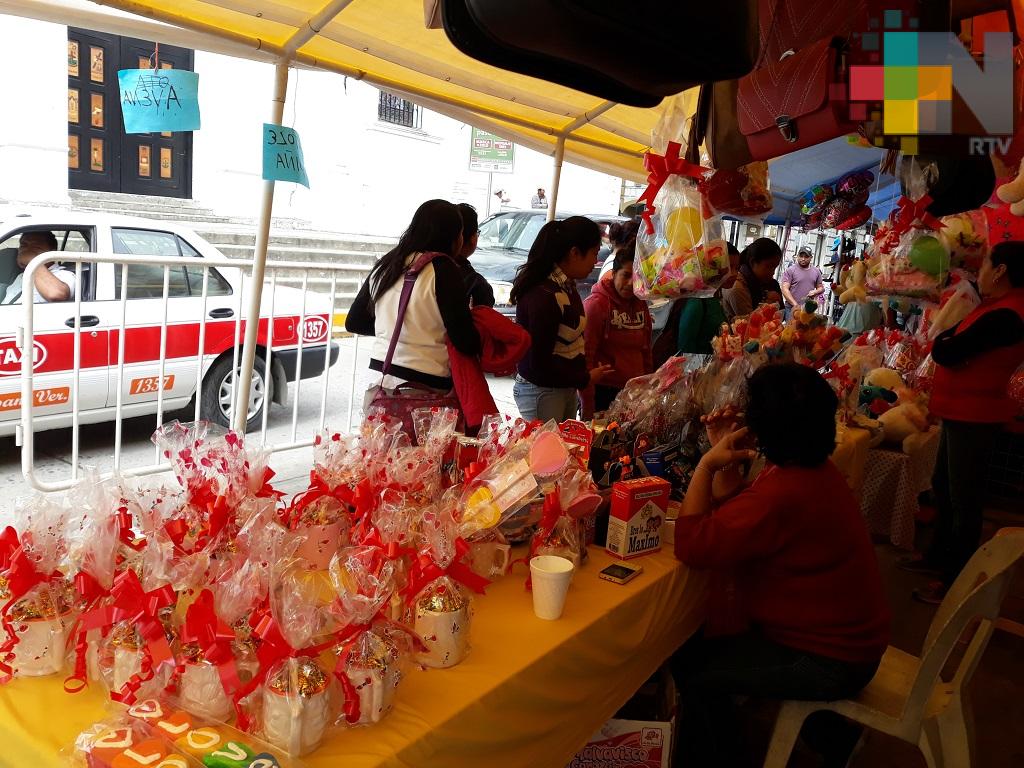 Instalan tianguis por Día de San Valentín en costado del ayuntamiento de Tuxpan
