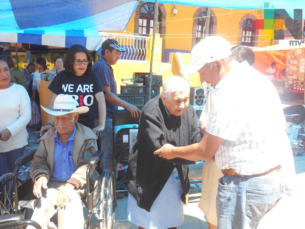 Entregan apoyos funcionales a personas de capacidades diferentes en Huayacocotla