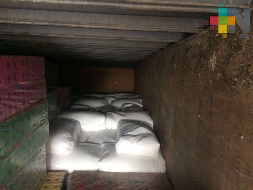 Aseguran camión con polietileno ilegal en la carretera La Tinaja-Cosoleacaque