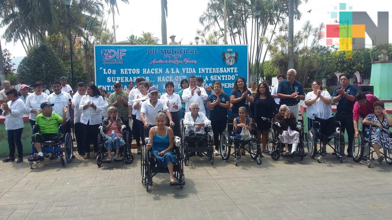 DIF Amatlán de los Reyes entrega sillas de ruedas a personas discapacitadas