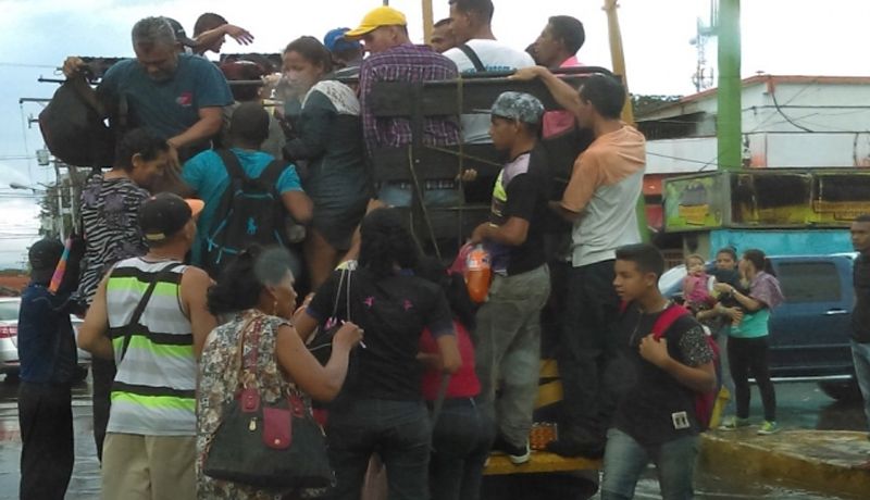 Por falta de efectivo, venezolanos se quedan sin transporte
