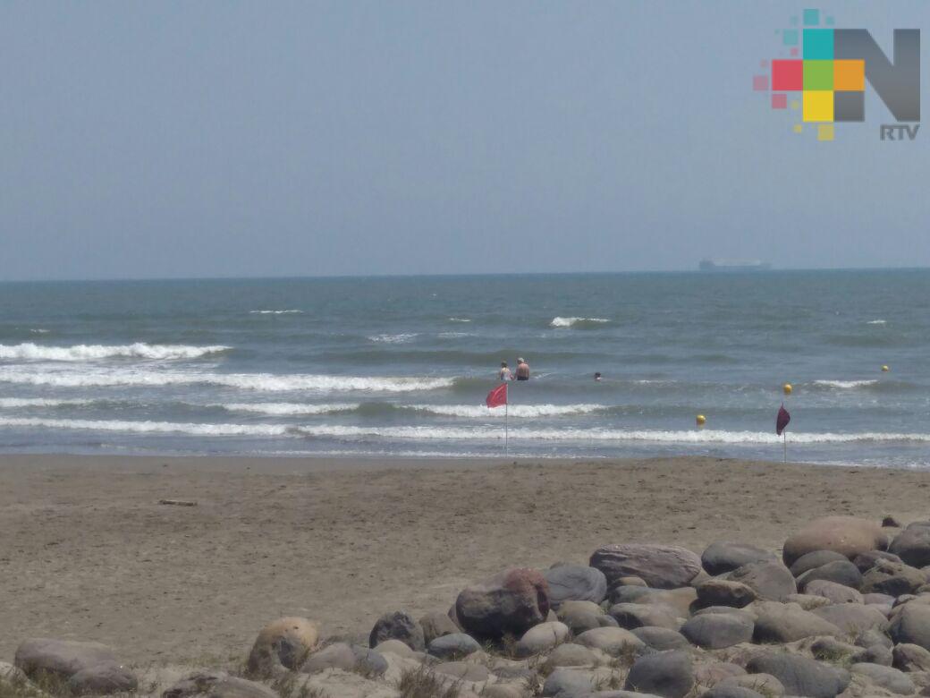 Instalan banderas rojas en playas de Boca del Río; rescatan a seis personas
