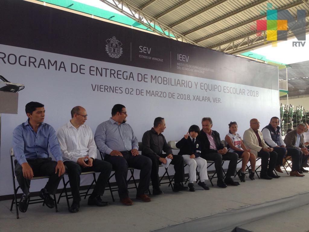 Entregan mobiliario para escuelas de Xalapa